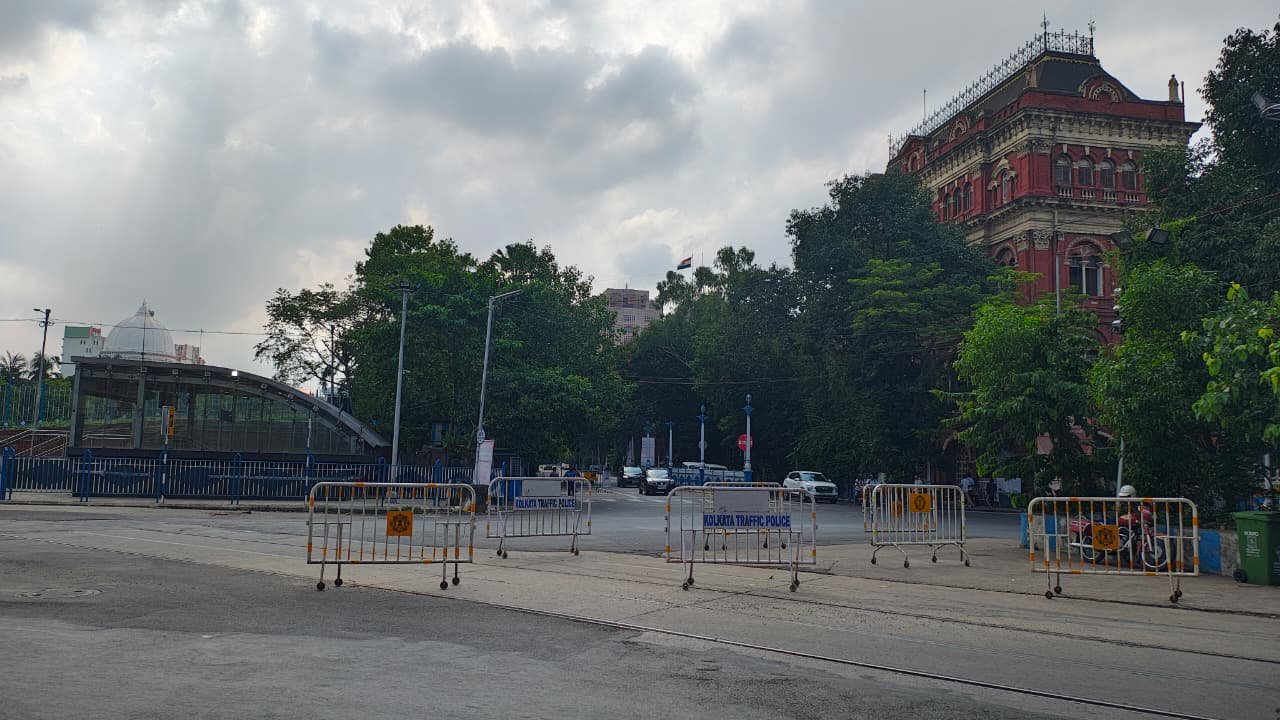 Street view of Kolkata writer building from Dalhousie Square